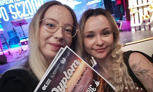 Zdjęcie do Maria Zawłocka i Kinga Wr&oacute;bel wyr&oacute;żnione podczas Og&oacute;lnopolskiego Festiwalu Piosenki &bdquo;Po sezonie&rdquo;
