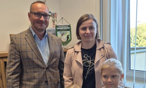 Zdjęcie do Milena Gawerecka odebrała nagrodę za zwycięski projekt magnesu promującego Gminę Brody